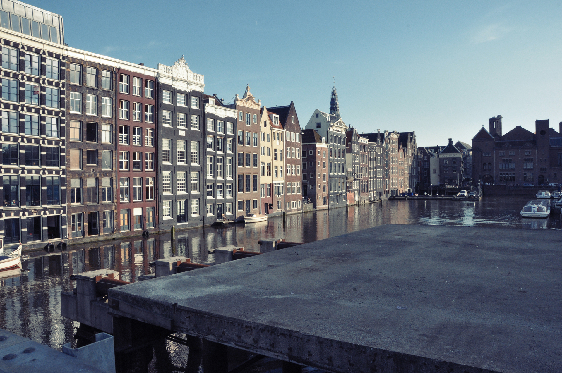 Holandia, Amsterdam, stare miasto, zabytkowe kamienice nad kanałem.